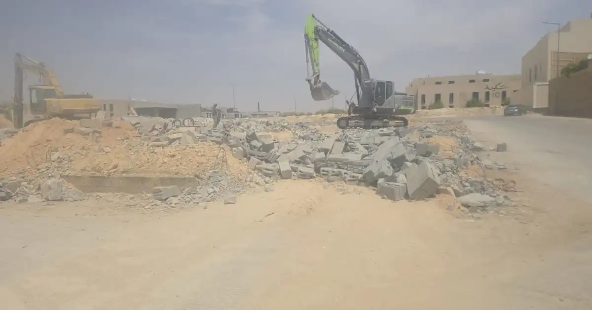 إزالة سور المبنى بعد هدم الفله